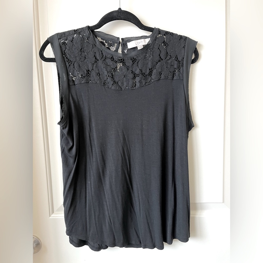 LOFT women’s sleeveless top size LP in black. EUC